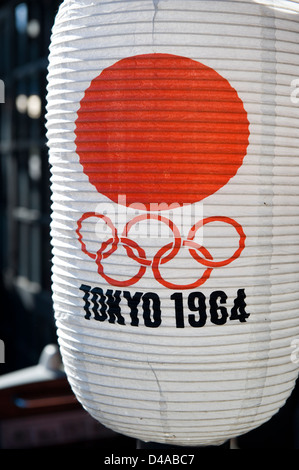 Ein Chochin Papierlaterne von 1964 Olympischen Spiele in Tokio mit einer roten aufgehenden Sonne vor einem weißen Hintergrund. Stockfoto