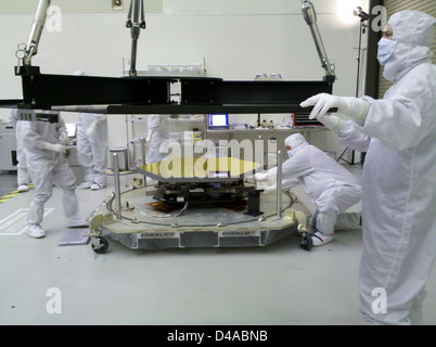 Der Nachfolger des Hubble Space Telescope, das James Webb Space Telescope (JWST), wurde in Vorbereitung auf seine Mission kryogenen Tests unterzogen. Die Spiegel und Instrumente von JWST wurden extremer Kälte ausgesetzt, um die Raumbedingungen zu simulieren. Stockfoto