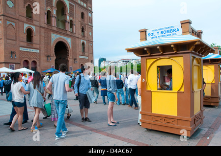 Menschen kaufen Tickets für den Stierkampf. Las Ventas Stierkampfarena, Madrid, Spanien. Stockfoto