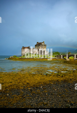 Regenbogen über Eilean Donan Castle in Schottland, UK Stockfoto