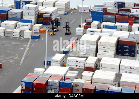 Container im Hafen von Napier eine wichtige Export und Import der Nabe auf der New Zealands Ostküste warten auf ein Schiff verladen werden zu können, Stockfoto