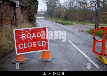 Road Sign mit Kegel geschlossen. Die Straße wurde wegen schweren Überschwemmungen geschlossen. Stockfoto