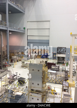 Das Mid-Infrared Instrument (MIRI) des James Webb Space Telescope der NASA betritt den Reinraum für die letzten Vorbereitungen, bevor es in das Weltraumobservatorium integriert wird. Stockfoto