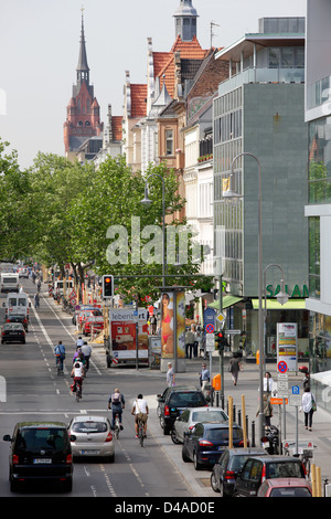 Berlin, Deutschland, Castle Street Einkaufsviertel mit Rathaus Steglitz Stockfoto