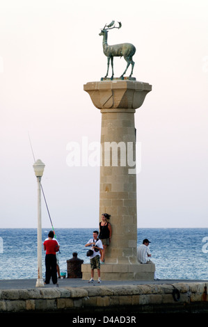 Rhodos. Griechenland. Eine Säule mit einer Statue der Rehe an der Spitze steht, wo ein Fuß des Koloss von Rhodos gestanden haben geglaubt wurde. Stockfoto