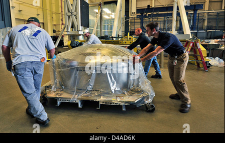Die Spiegel des James Webb Space Telescope werden während des Montageprozesses in Position gebracht. Webb, ein Nachfolger des Hubble Weltraumteleskops, verfügt über fortschrittliche Technologien, die das Universum in Infrarot-Wellenlängen erforschen. Stockfoto