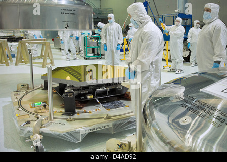 Die Spiegel des James Webb Space Telescope (JWST) der NASA werden im Goddard Space Flight Center getestet. Diese Spiegel sind entscheidend für die Mission des Teleskops, das Universum in infraroten Wellenlängen zu untersuchen, was einen wichtigen Schritt in der Weltraumwissenschaft darstellt. Stockfoto