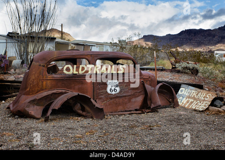 Ein rostiges altes Auto auf Oldtrails Geisterstadt in Oatman, route 66, Arizona, USA Stockfoto