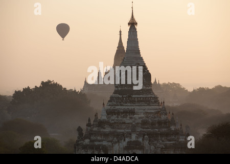 Ballonfahren bei Sonnenaufgang am frühen Morgen über die archäologische Stätte in Bagan Myanmar Stockfoto