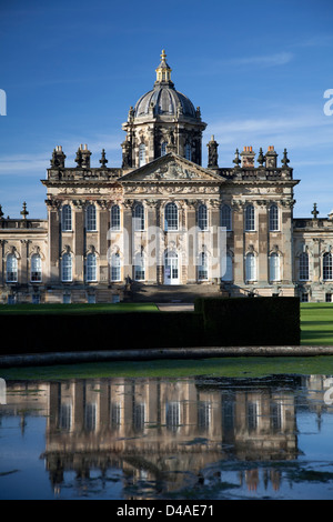 Das Haus spiegelt sich in der Atlas-Brunnen, Castle Howard, North Yorkshire Stockfoto