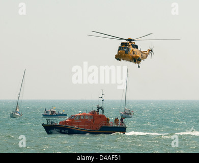 Sea King Rettungshubschrauber mit rnli Boot Stockfoto