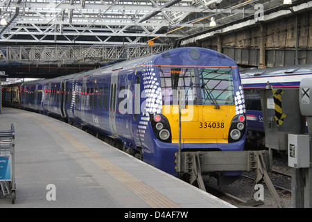 Klasse 334 Scotrail elektrische mehrfache Maßeinheit (WWU) auf einer Plattform in Edinburgh Waverley Bahnhof mit einem Service, Milngavie. Stockfoto