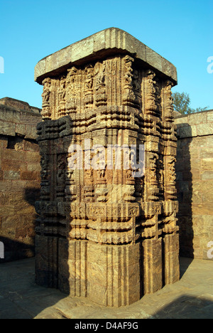 Stein-Säule-Denkmal in Konark Sun Temple Eingang Nata Mandir entwickelt, mit viel des alten geschnitzte Skulpturen Stockfoto