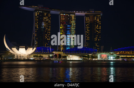 Singapur - 6. Februar: die Marina Bay Sands in der Nacht auf den 5. Februar 2013 in Singapur. Marina Bay Sands ist eine integrierte Resort und berechnet als der weltweit teuerste standalone Casino Hotel. Stockfoto