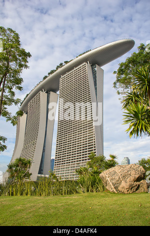 Singapur - 6. Februar: die Marina Bay Sands Anlage bei Sonnenaufgang am 6. Februar 2013 in Singapur. Marina Bay Sands ist eine integrierte Resort und berechnet als der weltweit teuerste standalone Casino Hotel. Stockfoto