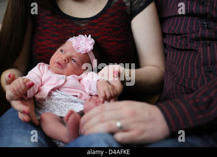 Ein kleines neugeborenes Baby statt auf der Mutter Schoß. Stockfoto