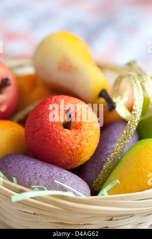 Frucht-Bonbons im Makro Bild helle Marzipan Süßigkeiten in einem Korb geformt Nahaufnahme Stockfoto