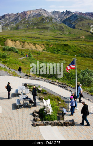 Die Besucher des Parks und Aussicht südlich von Alaska Range, Eielson Visitor Center, Denali National Park & Preserve, Alaska, USA Stockfoto