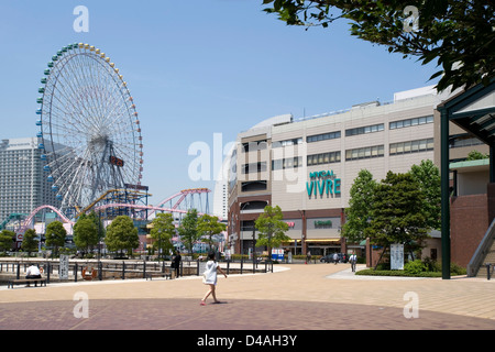 Die Uhr Riesenrad und Welt Träger Einkaufszentrum an der Uferpromenade von Yokohama, Japan. Stockfoto