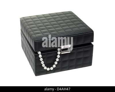 Ein Schmuckkästchen, vor einem weißen Hintergrund isoliert Stockfoto