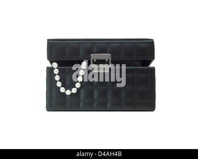 Ein Schmuckkästchen, vor einem weißen Hintergrund isoliert Stockfoto