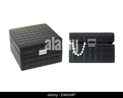 Ein Schmuckkästchen, vor einem weißen Hintergrund isoliert Stockfoto