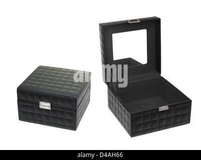 Ein Schmuckkästchen, vor einem weißen Hintergrund isoliert Stockfoto