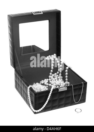 Ein Schmuckkästchen, vor einem weißen Hintergrund isoliert Stockfoto