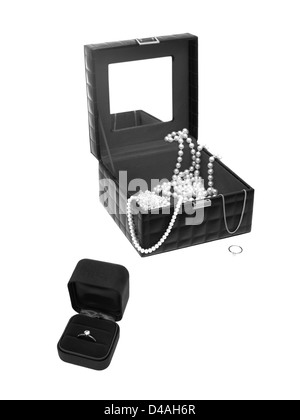 Ein Schmuckkästchen, vor einem weißen Hintergrund isoliert Stockfoto