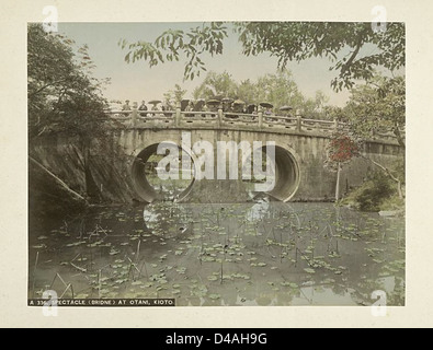 Dieses Bild zeigt die Otani-Brücke in Kyoto, Japan. Die Brücke ist ein bemerkenswertes Bauwerk in der Stadt, das das traditionelle japanische Architekturdesign sowie die malerische Kulisse von Kyotos natürlicher Schönheit zeigt. Stockfoto