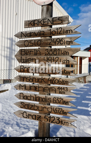 hölzerne Distanzmarke zu verschiedenen europäischen Städten von Kirkenes Norwegen Europa Stockfoto