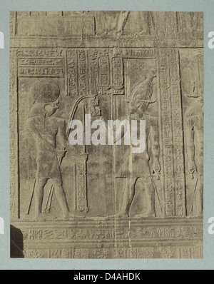 Ein Bild eines Basreliefs aus dem Tempel von Sobek in KOM Ombo, Ägypten, das eine ägyptische Gottheit darstellt und antike ägyptische Kunst und religiöse Figuren zeigt. Stockfoto