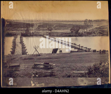 Dieses Foto aus dem Jahr 1865 zeigt Pontonbrücken über den Rappahannock River in Fredericksburg, Virginia, die während des Bürgerkriegs zur Beförderung von Truppen und Vorräten genutzt wurden. Stockfoto