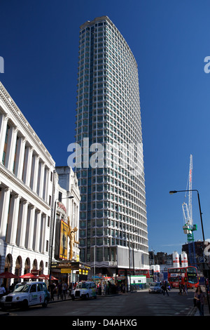 Mittelpunkt ist eine erhebliche Beton und Glas Bürogebäude in central London, England, UK Stockfoto