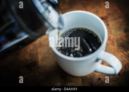 Eine frische Tasse Kaffee aus einer Cafetière gießen Stockfoto