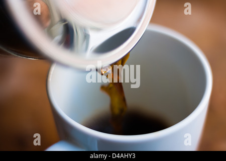 Eine frische Tasse Kaffee aus einer Cafetière gießen Stockfoto