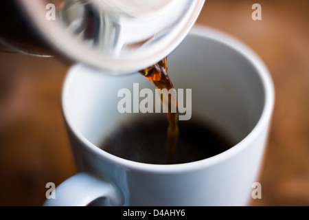 Eine frische Tasse Kaffee aus einer Cafetière gießen Stockfoto