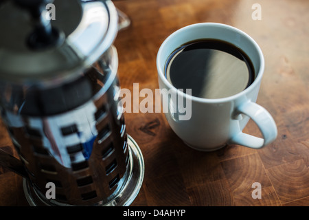 Eine frische Tasse Kaffee aus einer Cafetière gießen Stockfoto