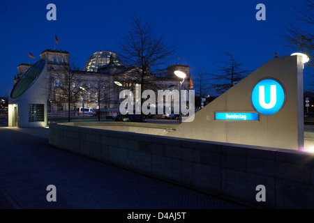 Berlin, Deutschland, u-Bahnstation und dem Reichstag bei Nacht Stockfoto