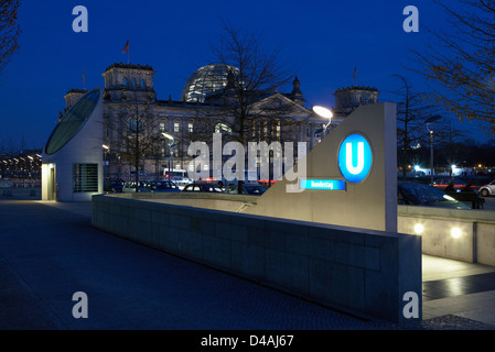 Berlin, Deutschland, u-Bahnstation und dem Reichstag bei Nacht Stockfoto