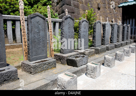 Friedhof Marker an Gräbern von berühmten 47 Ronin Samurai Sengakuji Tempel in Shinagawa, Tokio, Japan Stockfoto