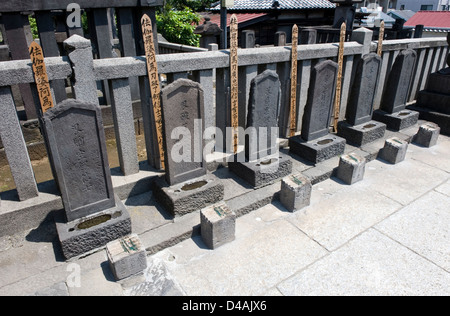 Friedhof Marker an Gräbern von berühmten 47 Ronin Samurai Sengakuji Tempel in Shinagawa, Tokio, Japan Stockfoto