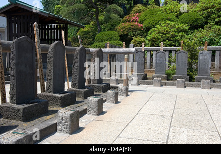 Friedhof Marker an Gräbern von berühmten 47 Ronin Samurai Sengakuji Tempel in Shinagawa, Tokio, Japan Stockfoto