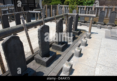 Friedhof Marker an Gräbern von berühmten 47 Ronin Samurai Sengakuji Tempel in Shinagawa, Tokio, Japan Stockfoto