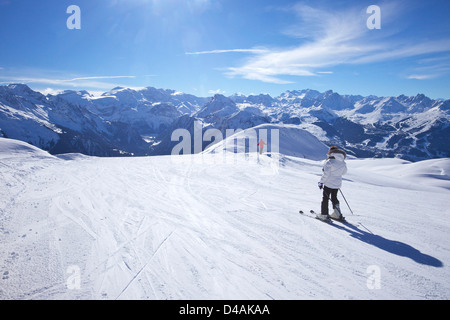 Skifahrer auf Bozelet blaue Piste im Wintersonne, Verdons Sud, La Plagne, Frankreich, Europa Stockfoto