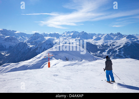 Skifahrer auf Bozelet blaue Piste im Wintersonne, Verdons Sud, La Plagne, Frankreich, Europa Stockfoto