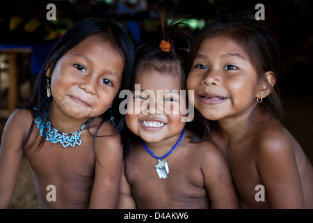 Embera indische Kinder im Dorf Embera Puru neben Rio Pequeni, Republik von Panama. Stockfoto