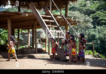 Embera indische Kinder im Embera Puru Village neben Rio Pequeni, Republik von Panama. Stockfoto