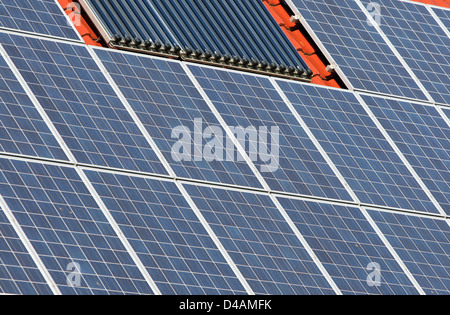 Neuenhagen, Deutschland, Photovoltaik-Anlage auf dem Dach eines Einfamilienhauses Stockfoto