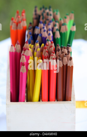 Hannover, Deutschland, Buntstifte in Holzbox Stockfoto